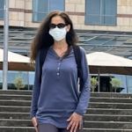 Frau mit langen Haaren und Mundschutz