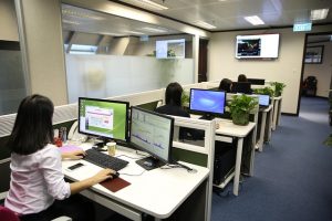 Angestellte arbeiten an ihren Schreibtischen am Computer