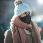 Frau mit Atemschutz-Maske