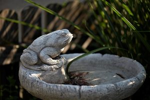 Eine kleine Tränke mit Frosch-Figur