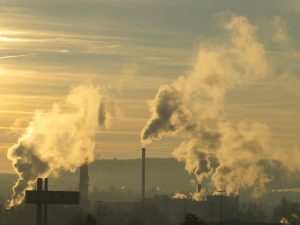 Rauch aus Industrieschornsteinen erfüllt die Luft