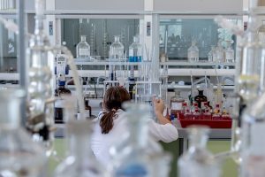 Eine Mitarbeiterin im Chemielabor bei der Arbeit