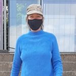 Eine Frau versucht sich aufgrund der Geruchsempfindlichkeit mit einer Mund-Nasen-Maske zu schützen.