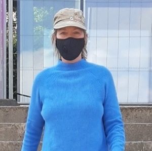 Eine Frau mit schützender Mund-Nasen-Maske