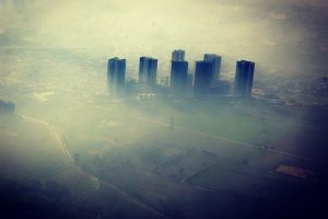 Smog hüllt einige Hochhäuser ein