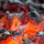 Die abgebildete Glut birgt ein schwelendes Feuer, das durch die sog. Silent Inflammation auch im Körper MCS Betroffener Symptome schüren kann.